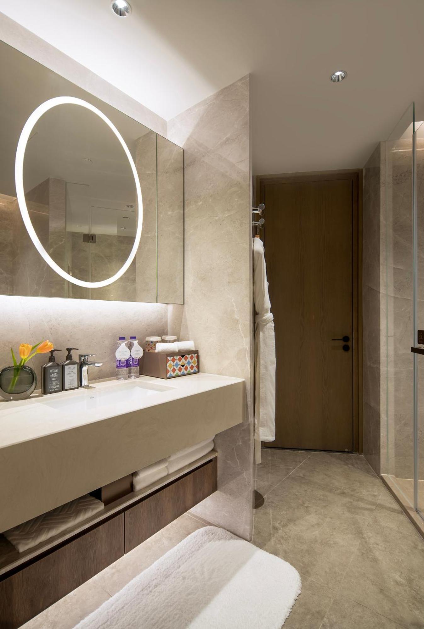 Yuexiu Hotel Guangzhou, Curio Collection By Hilton Exterior photo